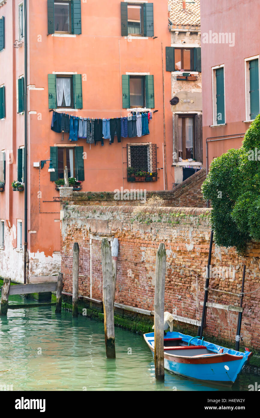 Eine Venedig-Kanal mit angedockten Boot und hängende Kleidung. Venedig, Italien, Europa Stockfoto