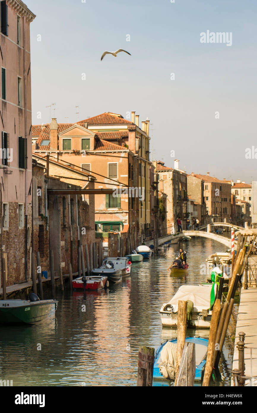 Gondel in einem engen Kanal in Venedig, Italien Stockfoto