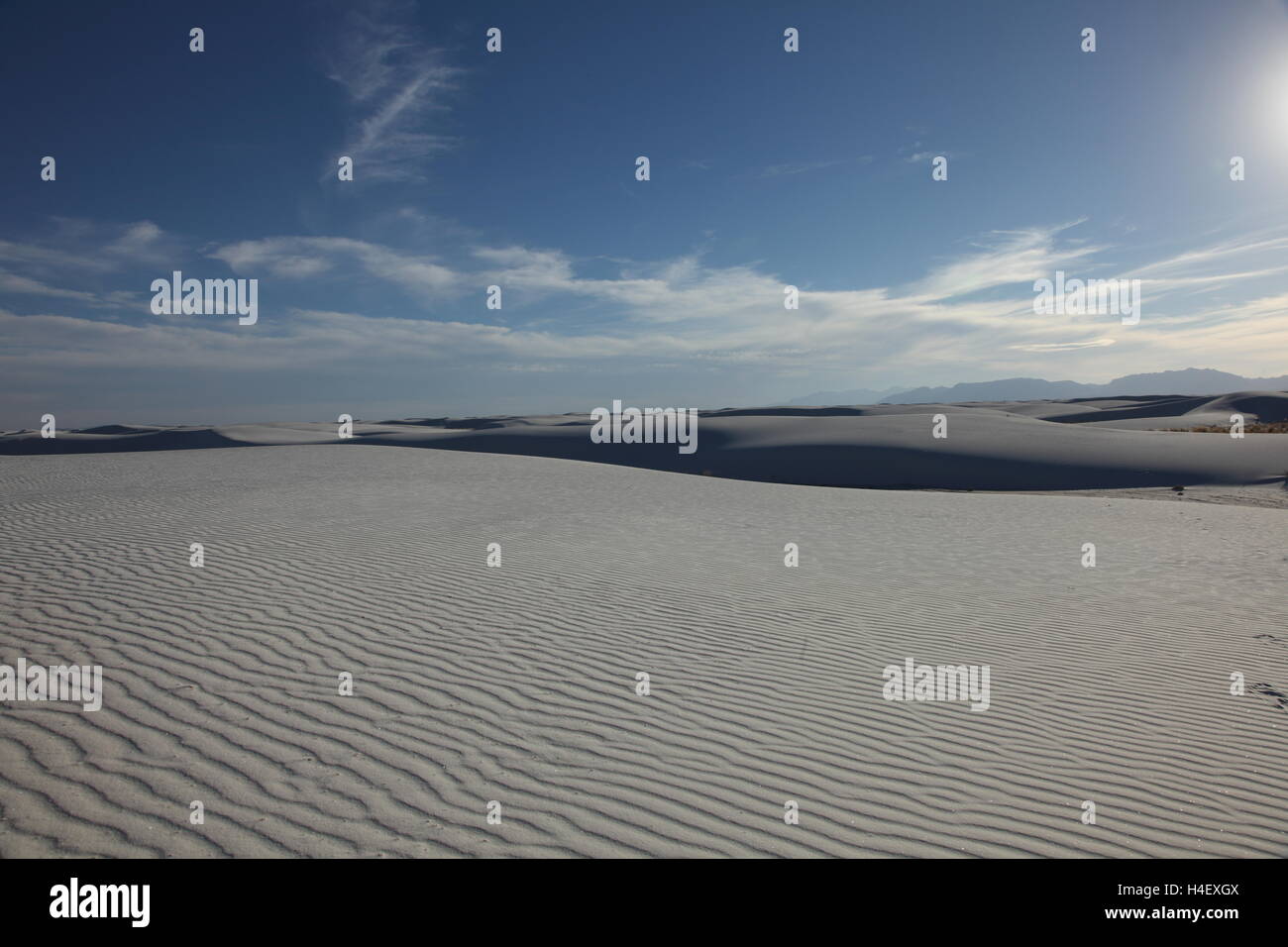 Wellen in den weißen Sand des White Sands National Monument in New Mexiko Stockfoto