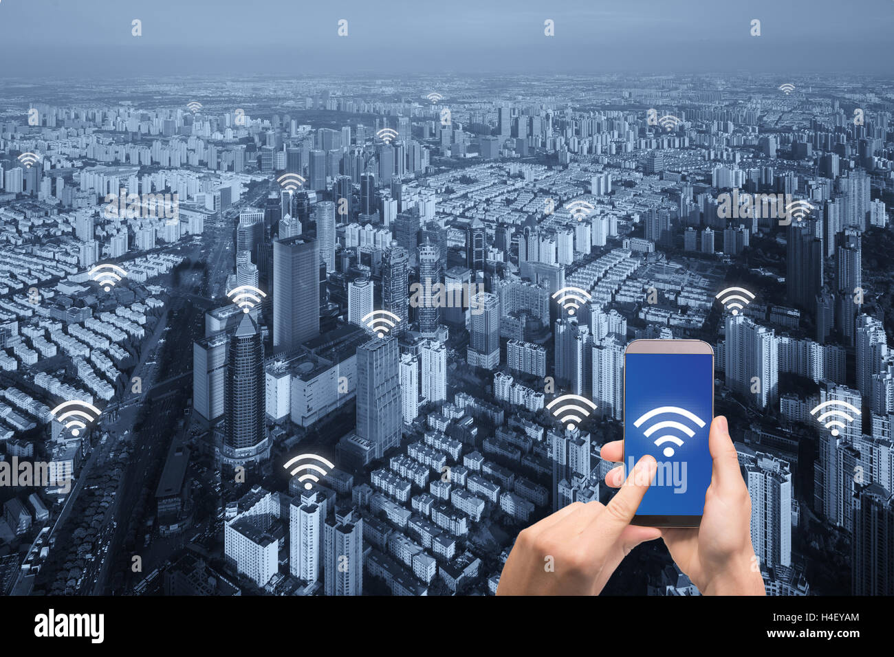 WiFi-Symbol und die Stadt Paris mit Netzwerk-Verbindung-Konzept, intelligente Stadt Shanghai und drahtlose Kommunikationsnetz, abstraktes Bild Stockfoto