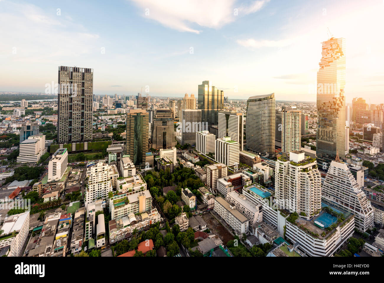 Bangkok-Nachtansicht mit Hochhaus im Geschäftsviertel in Bangkok Thailand. Stockfoto