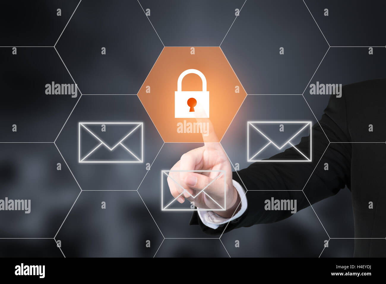 Drücken der Schaltfläche "e-Mail-Sicherheit" auf virtuellen Bildschirmen Geschäftsmann. Verwendung für Technologie Internet Geschäftsidee Stockfoto