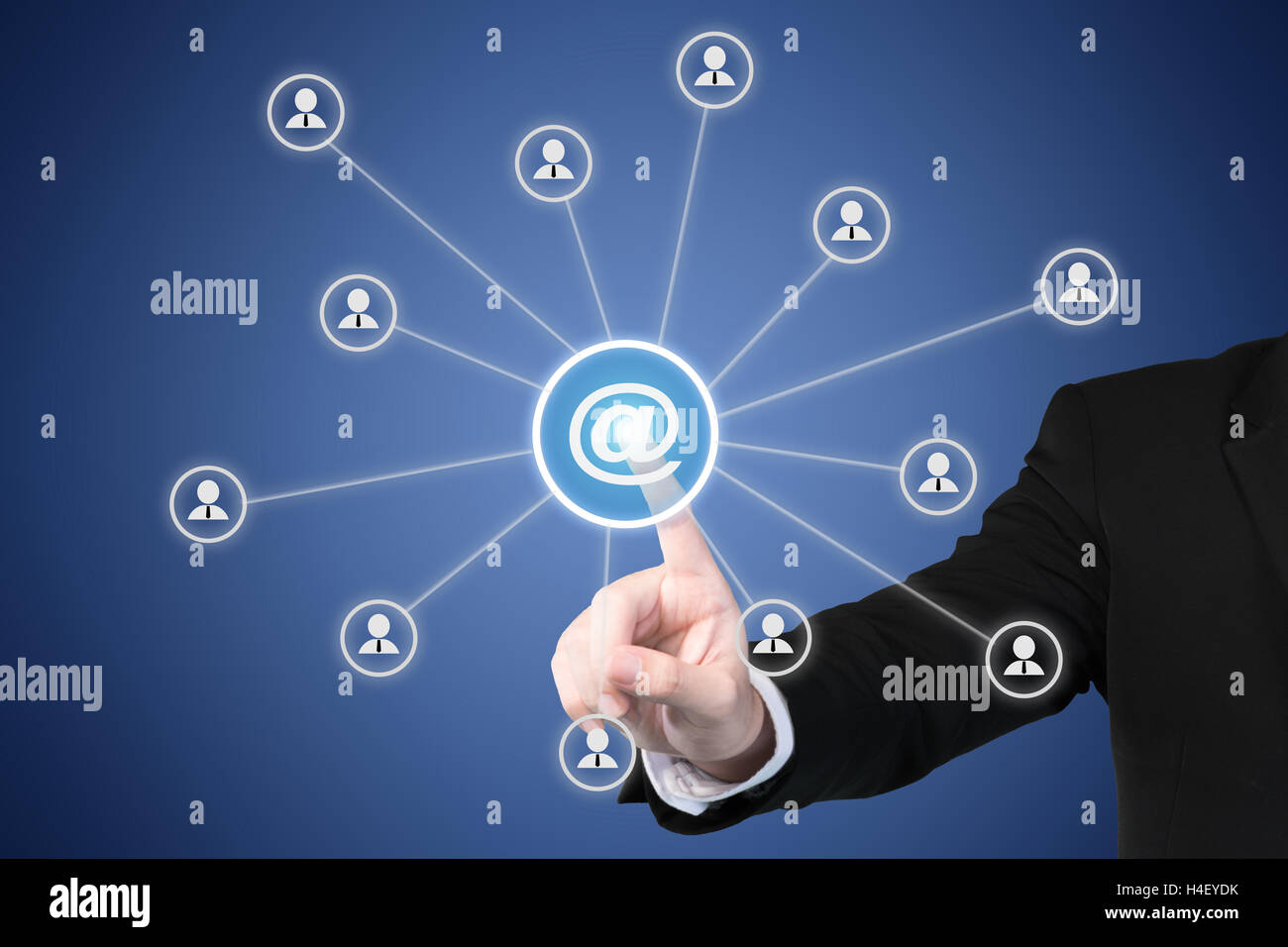 E-Mail-Marketing, Newsletter und Bulk Mail-Konzepte. Geschäftsmann Klick auf Button mit at-Zeichen verbunden mit Menschen Symbole. Stockfoto