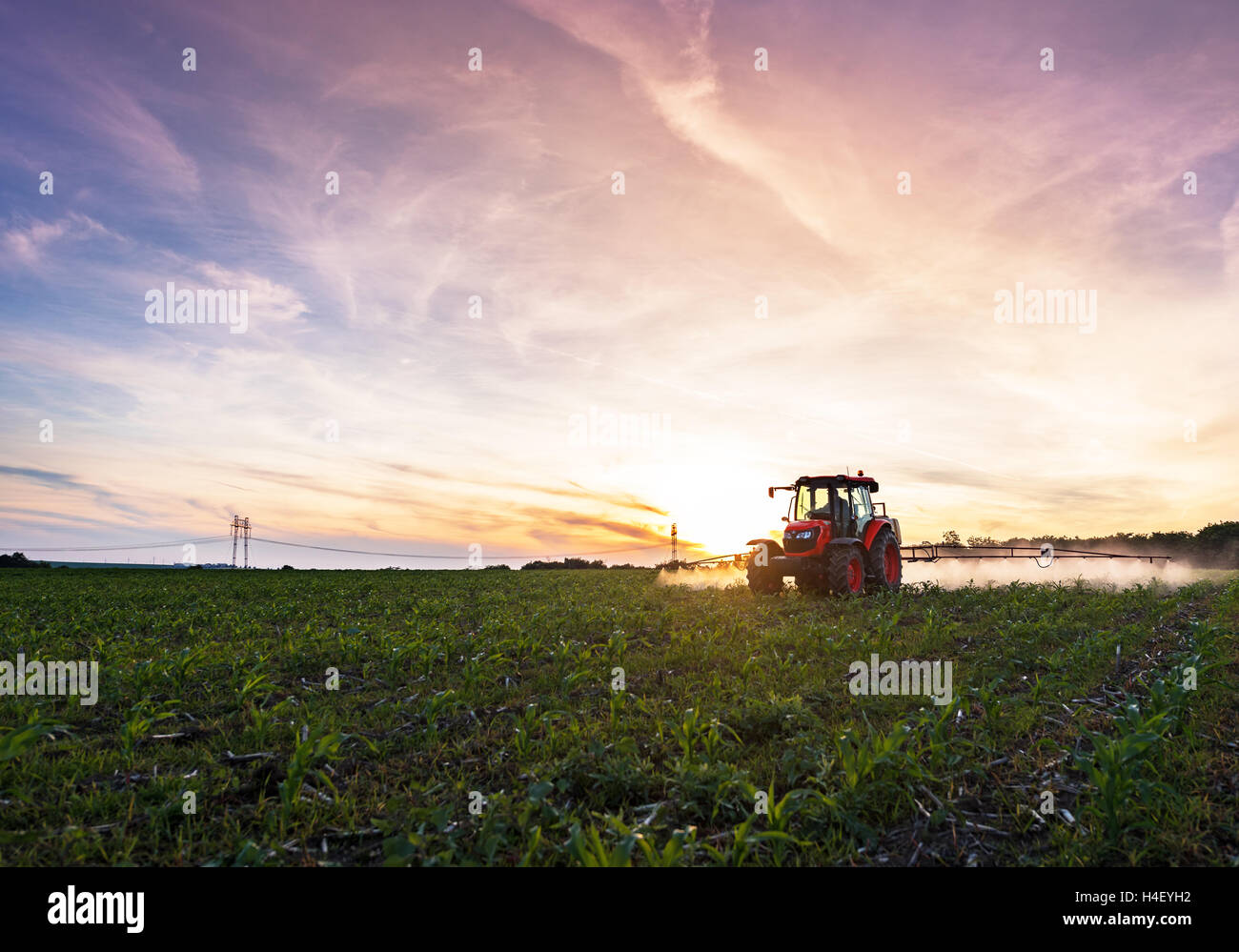 Varna, Bulgarien - 10. Juni 2016: Kubota Traktor im Feld. Kubota Corporation ist ein japanischer Baumaschinen-Hersteller mit einem Stockfoto