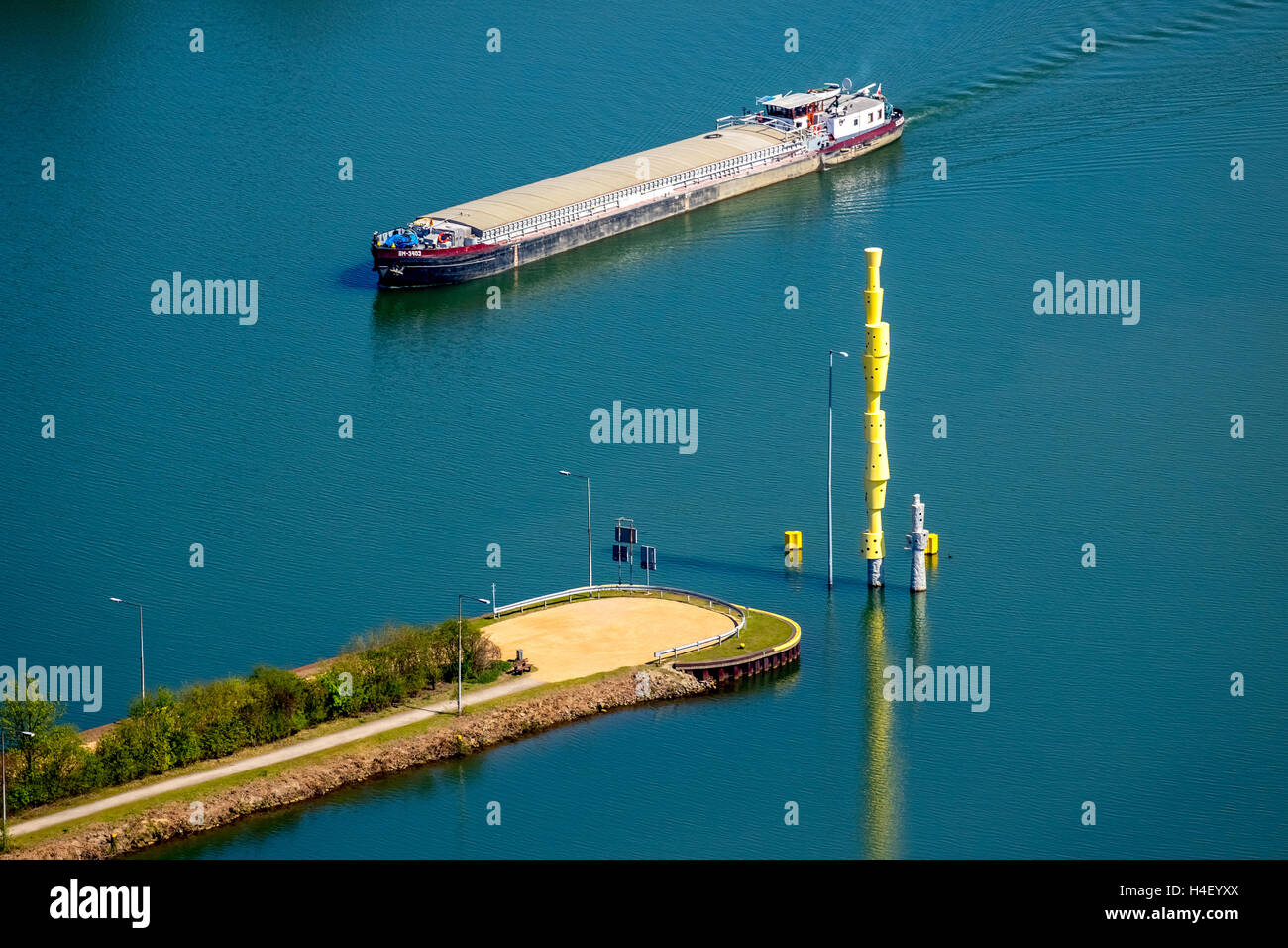 Frachtschiff auf Emscher River, Emscherkunst 2016, Stahlskulptur Reemrenreh von Bogomir Ecker, Herner Meer, Emscher-Insel Stockfoto