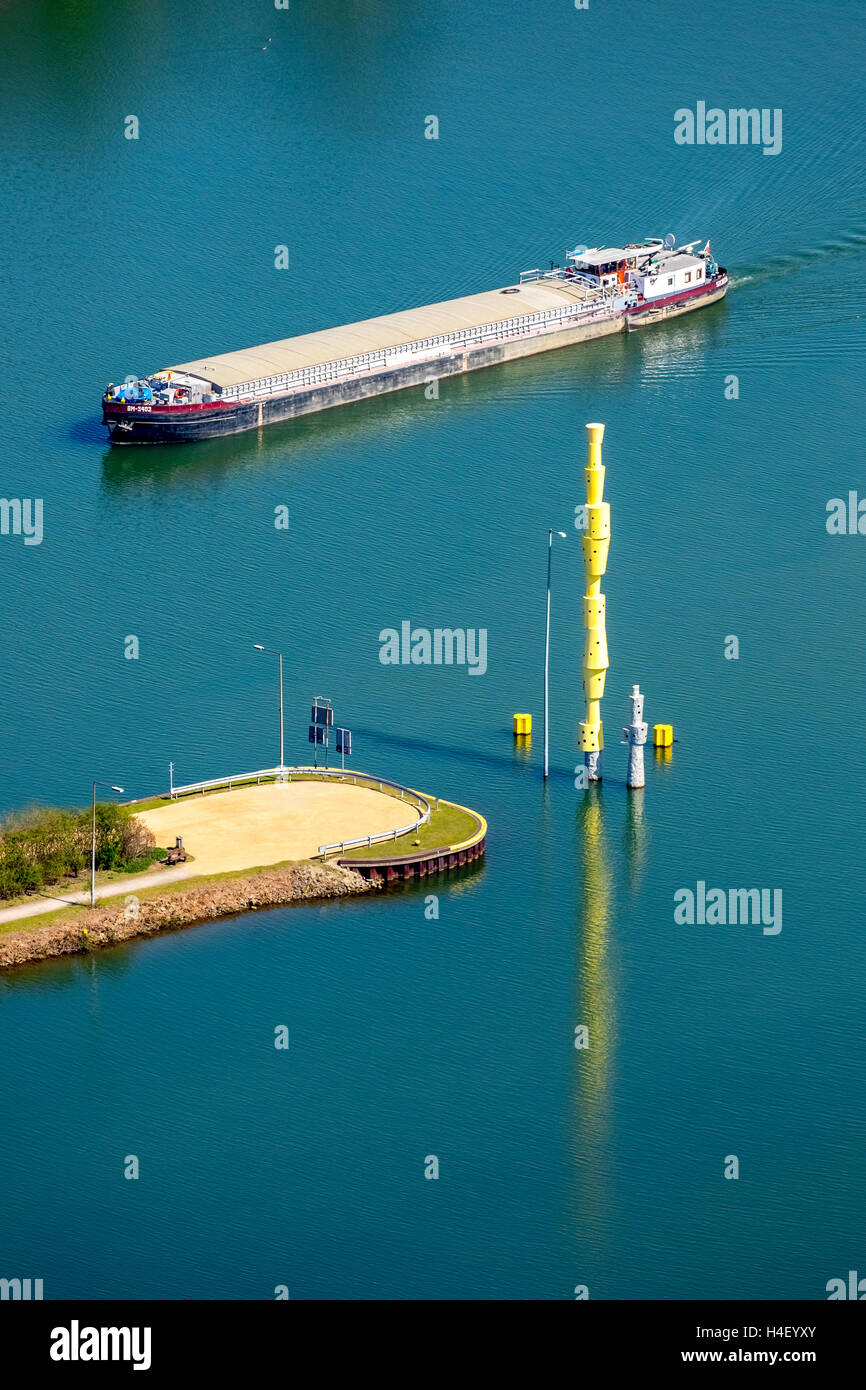 Frachtschiff auf Emscher River, Emscherkunst 2016, Stahlskulptur Reemrenreh von Bogomir Ecker, Herner Meer, Emscher-Insel Stockfoto