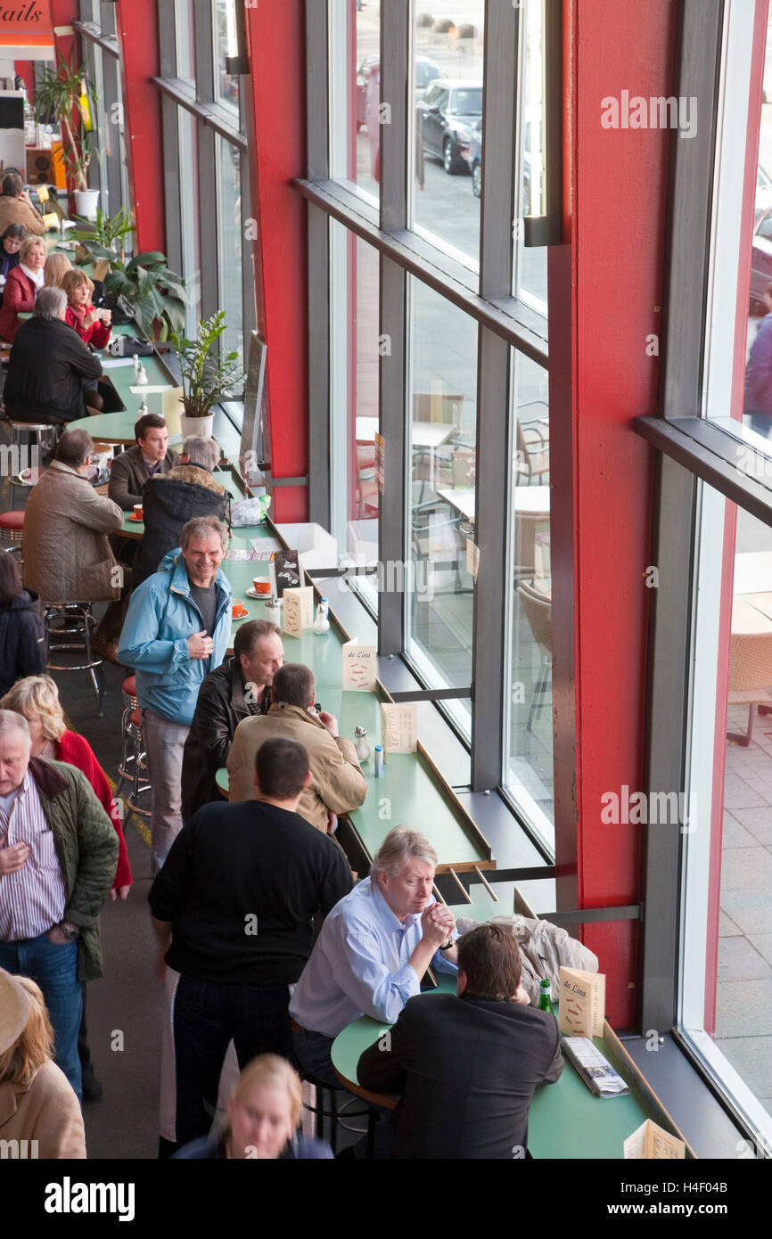 Menschen in einem Café und Restaurant, Markt-Halle, Hannover, Niedersachsen Stockfoto