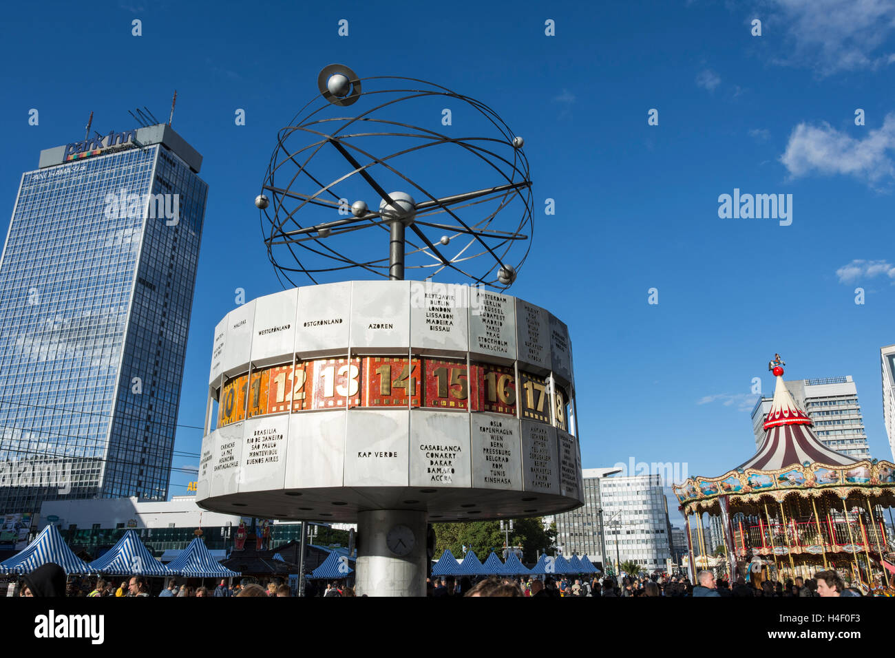 Ein Blick auf die Urania-Weltzeituhr am Alexanderplatz in Berlin Stockfoto
