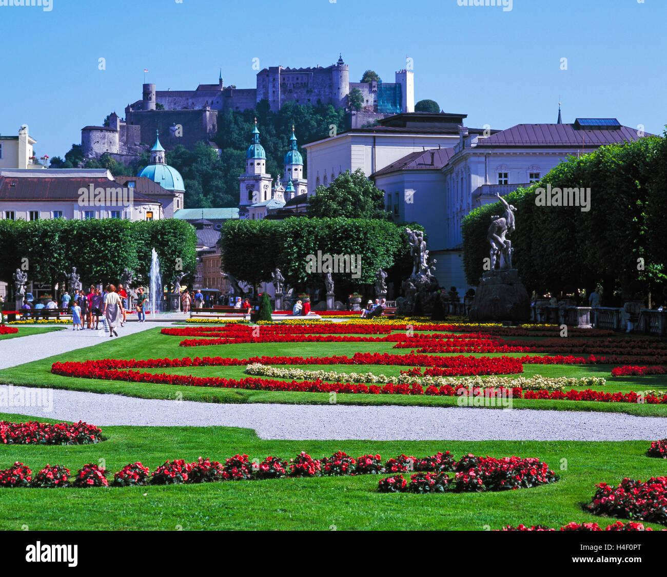 Mirabell Palace Gardens mit der Festung Hohensalzburg im Hintergrund, Salzburg, Österreich Stockfoto