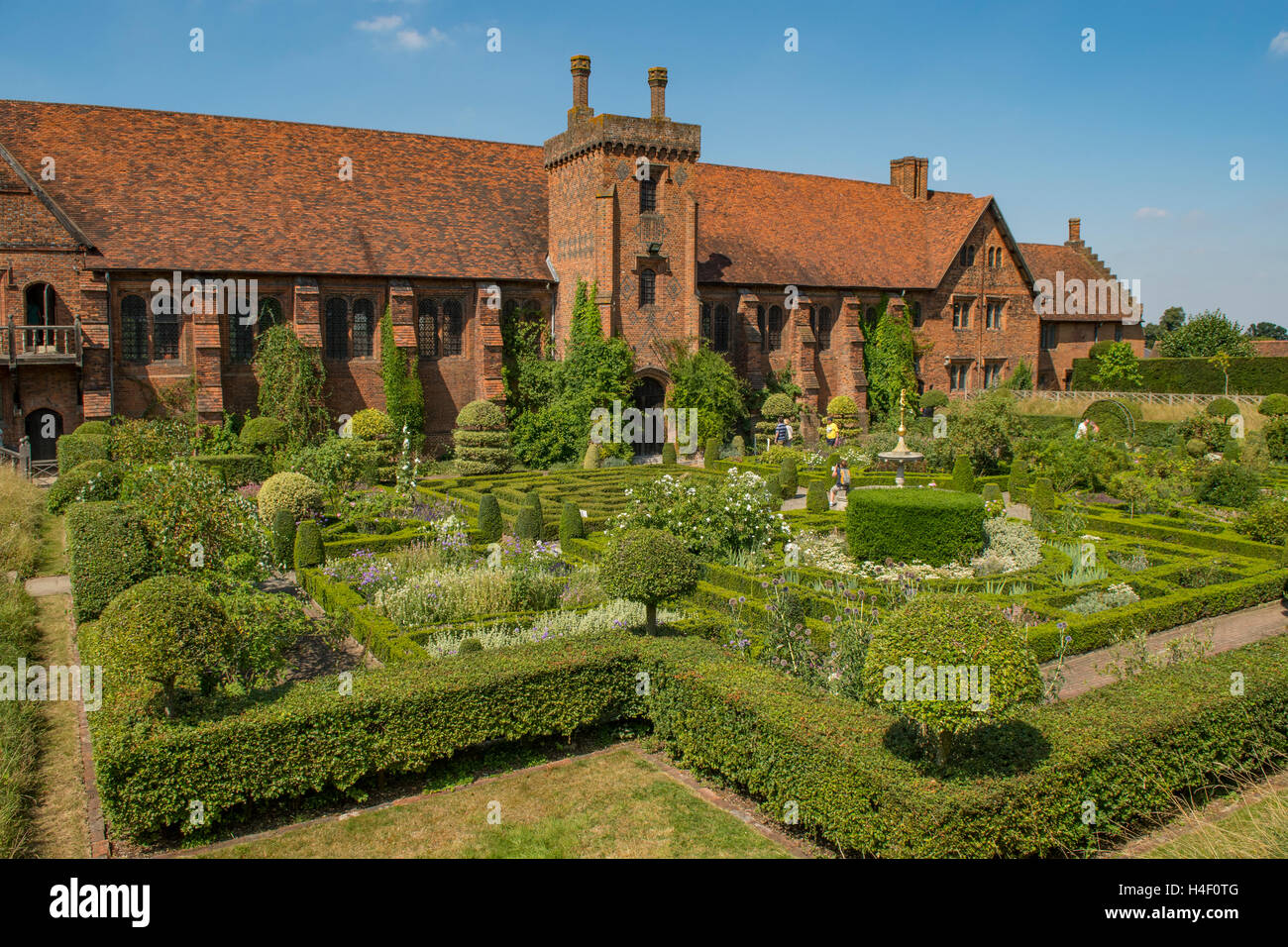 Gartenanlage und altes Schloss, Hatfield, Hertfordshire, England Stockfoto