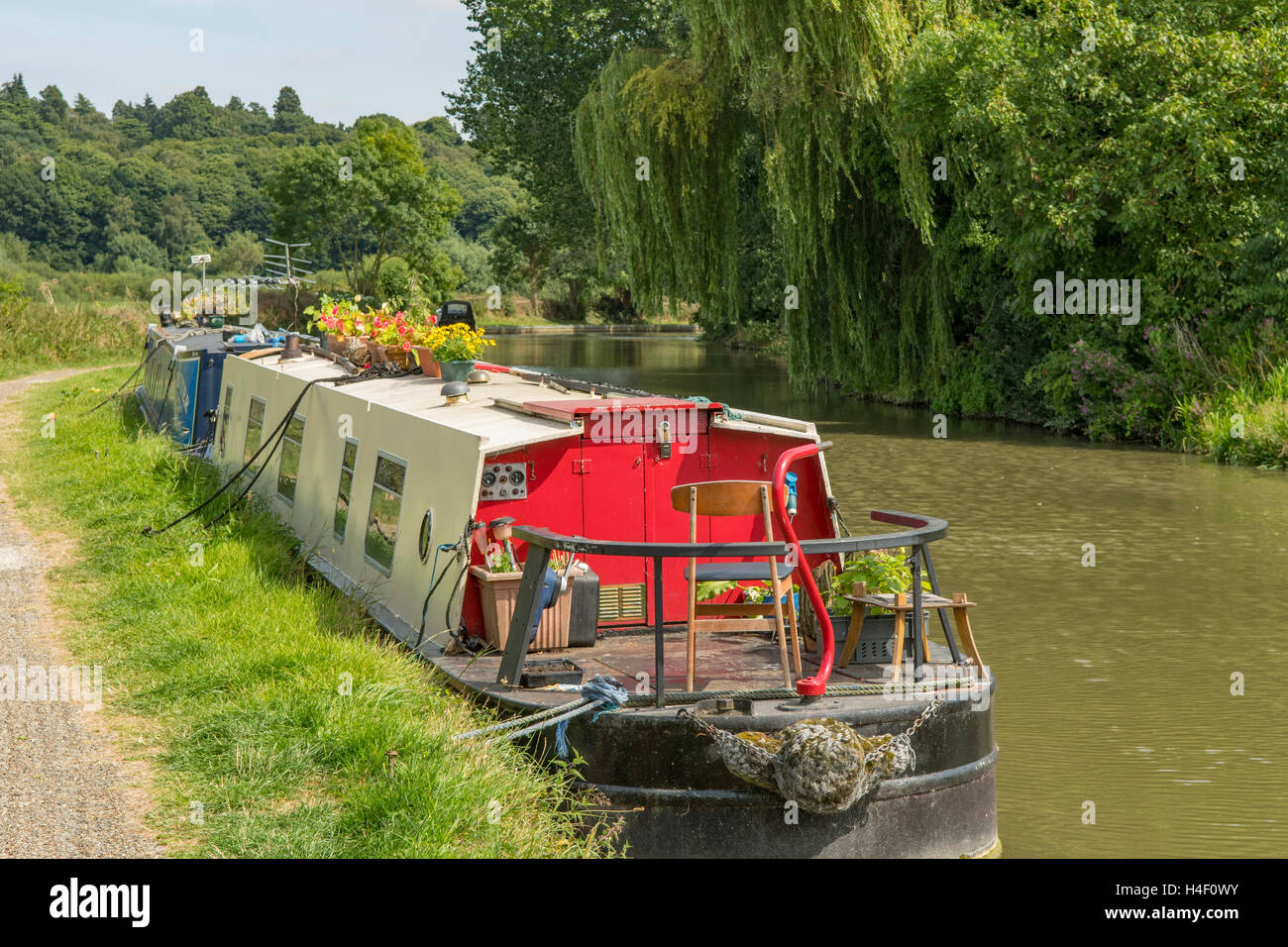 Schmale Boote vertäut am Grand Union Canal, in der Nähe von Linslade, Bedfordshire, England Stockfoto