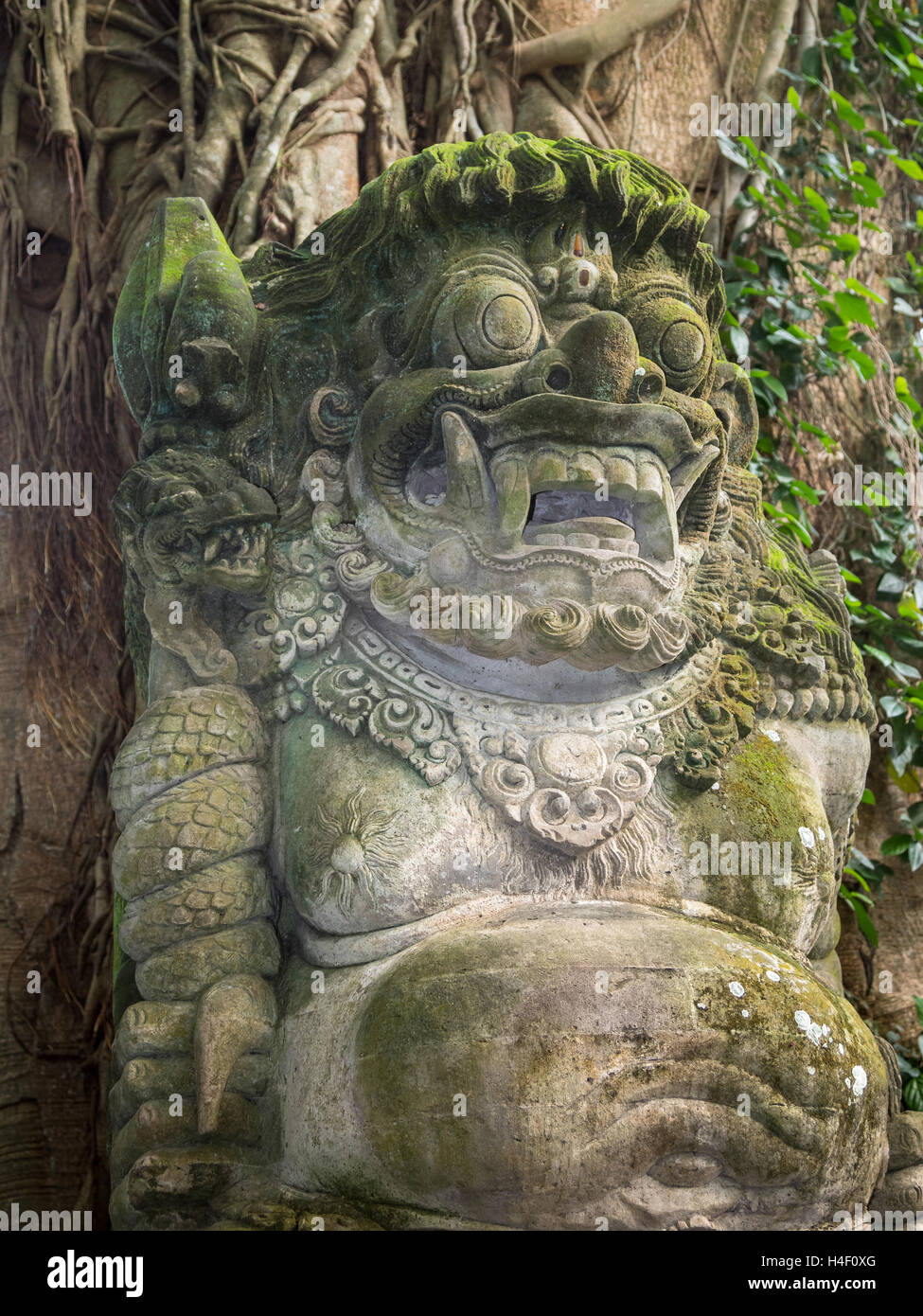 Eine typische alte Steinbildhauen in den Affenwald von Ubud in Bali, Indonesien. Stockfoto