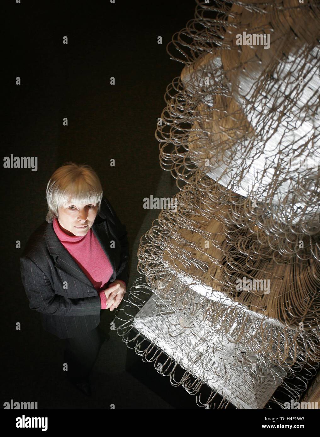 Corinne Miller, Leiter der Wolverhampton Art Gallery, mit einer Skulptur Büste aus Metall Kleiderbügel gemacht Stockfoto