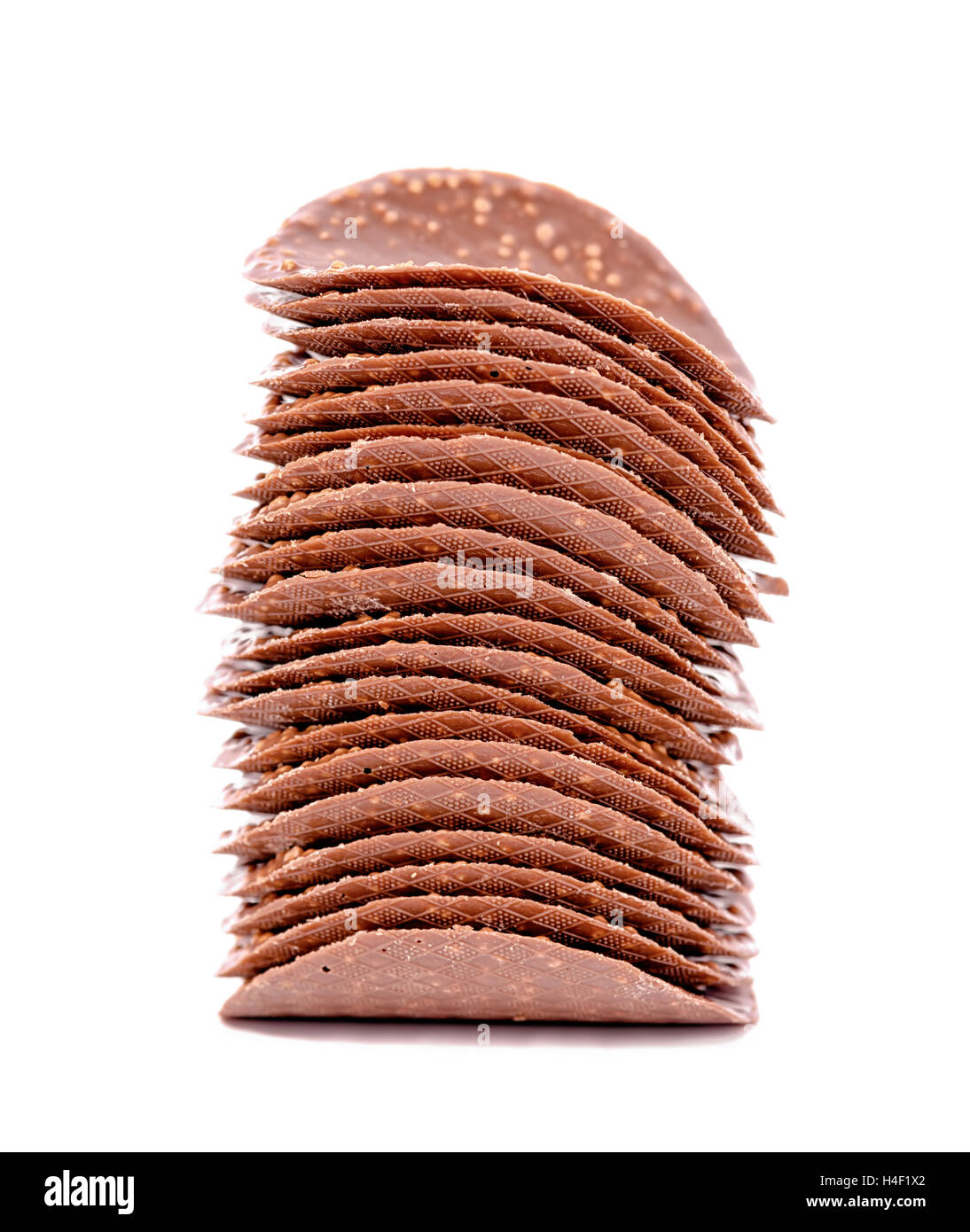 Stapel von dunkler Schokolade-Chips ist isoliert auf weißem Hintergrund, Nahaufnahme Stockfoto