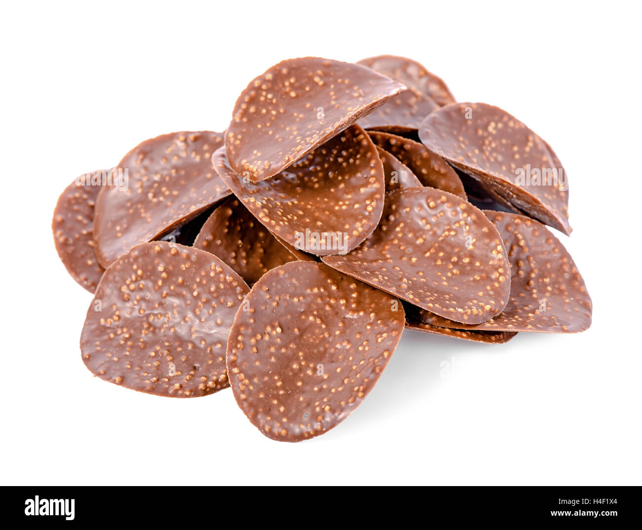 Haufen von dunkler Schokolade-Chips ist isoliert auf weißem Hintergrund, Nahaufnahme Stockfoto