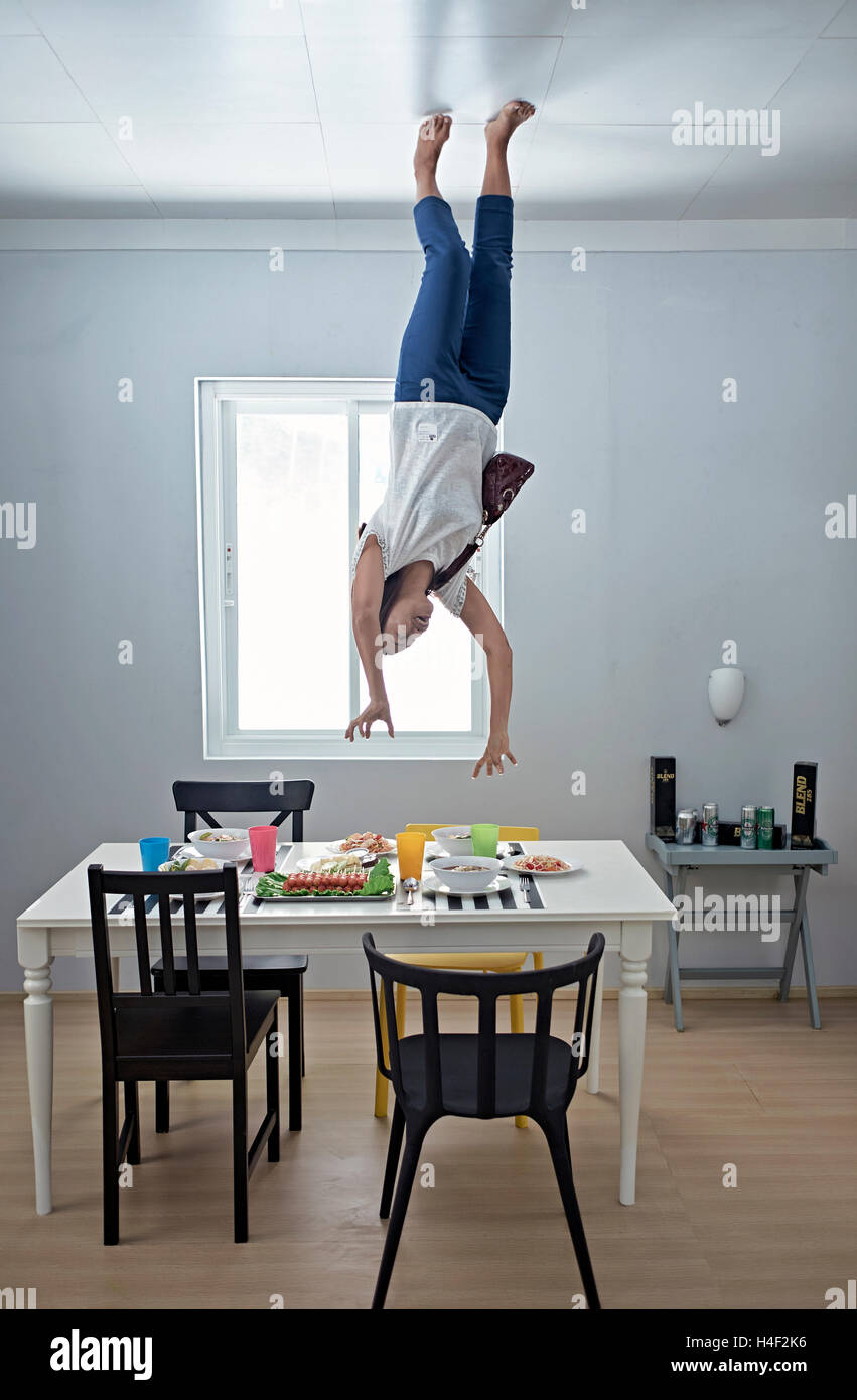 Thai Frau Die Eine Schone Zeit Im Upside Down Illusion Haus