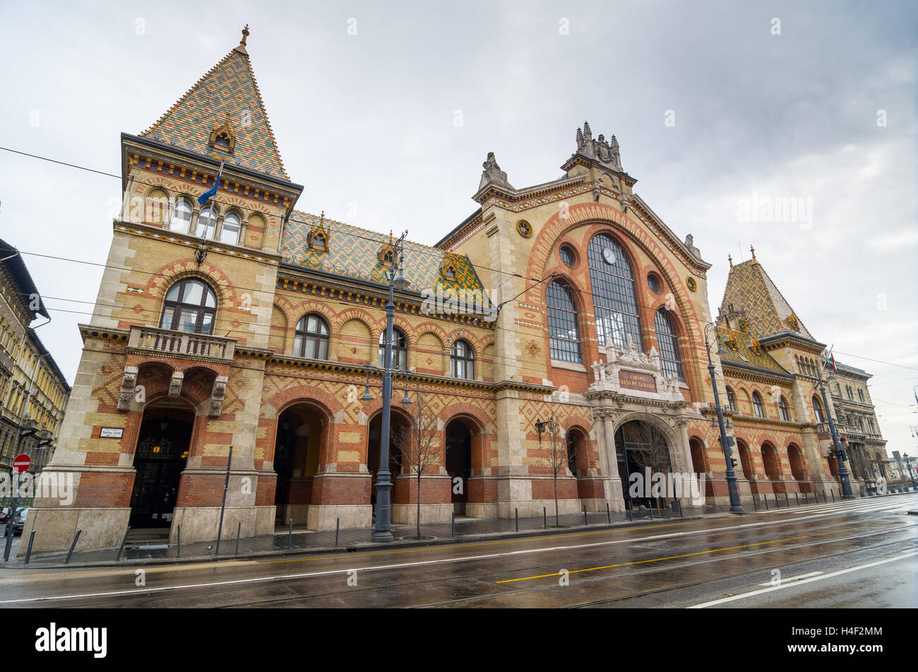 Fassade der großen Markthalle in Budapest, Ungarn. Es ist die größte Markthalle in Budapest. Stockfoto