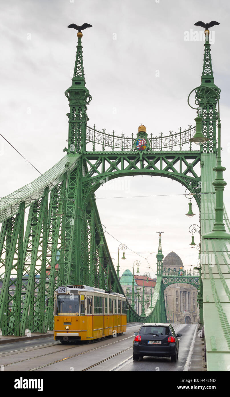 Gelben Straßenbahn auf der Freiheitsbrücke oder Freiheit Brücke in Budapest, Ungarn. Stockfoto