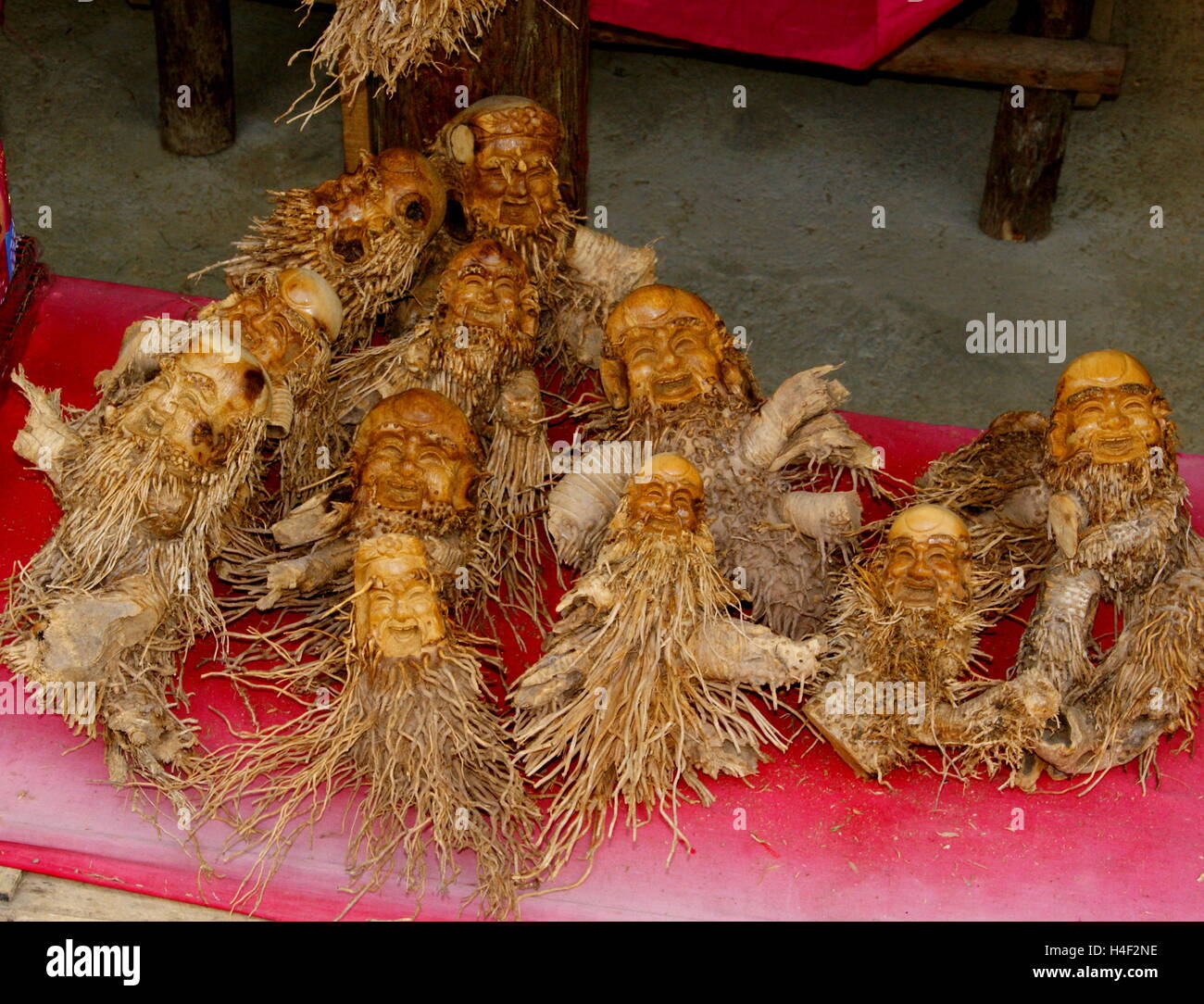 Handwerk - schnitzen Figuren der Bambus Wurzeln. Cat Cat Dorf, Muong Hoa Tal, Sapa, Provinz Lao Cai, Vietnam, Asien Stockfoto