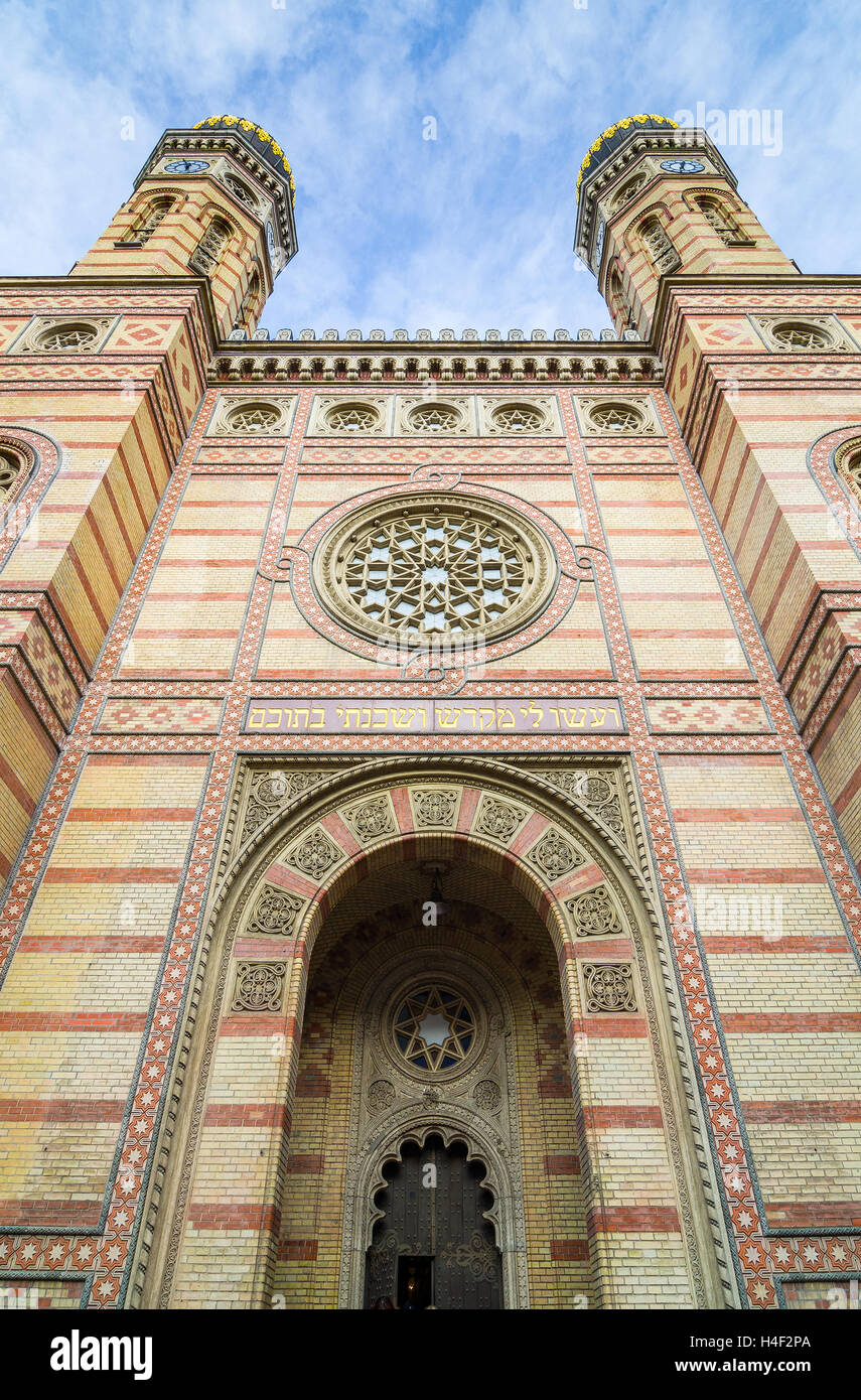 Eingang der großen Synagoge in der Dohany Straße. Der Dohany Straße Synagoge oder Tabakgasse Synagoge in Budapest, Ungarn. Stockfoto