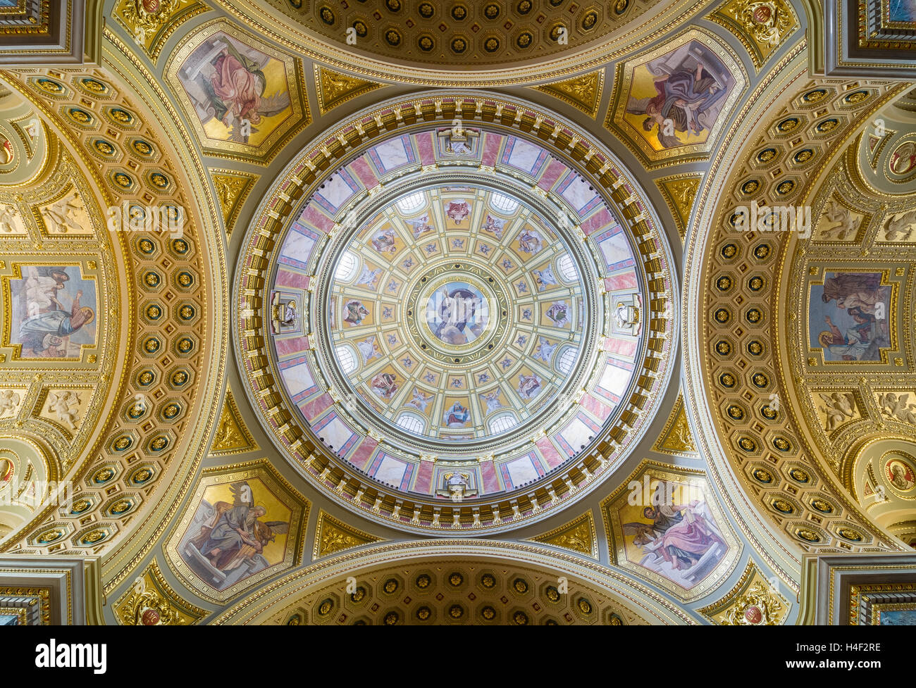 BUDAPEST, Ungarn - 22. Februar 2016: Innere der Kuppel. Römisch-katholische Kirche St.-Stephans Basilika. Stockfoto