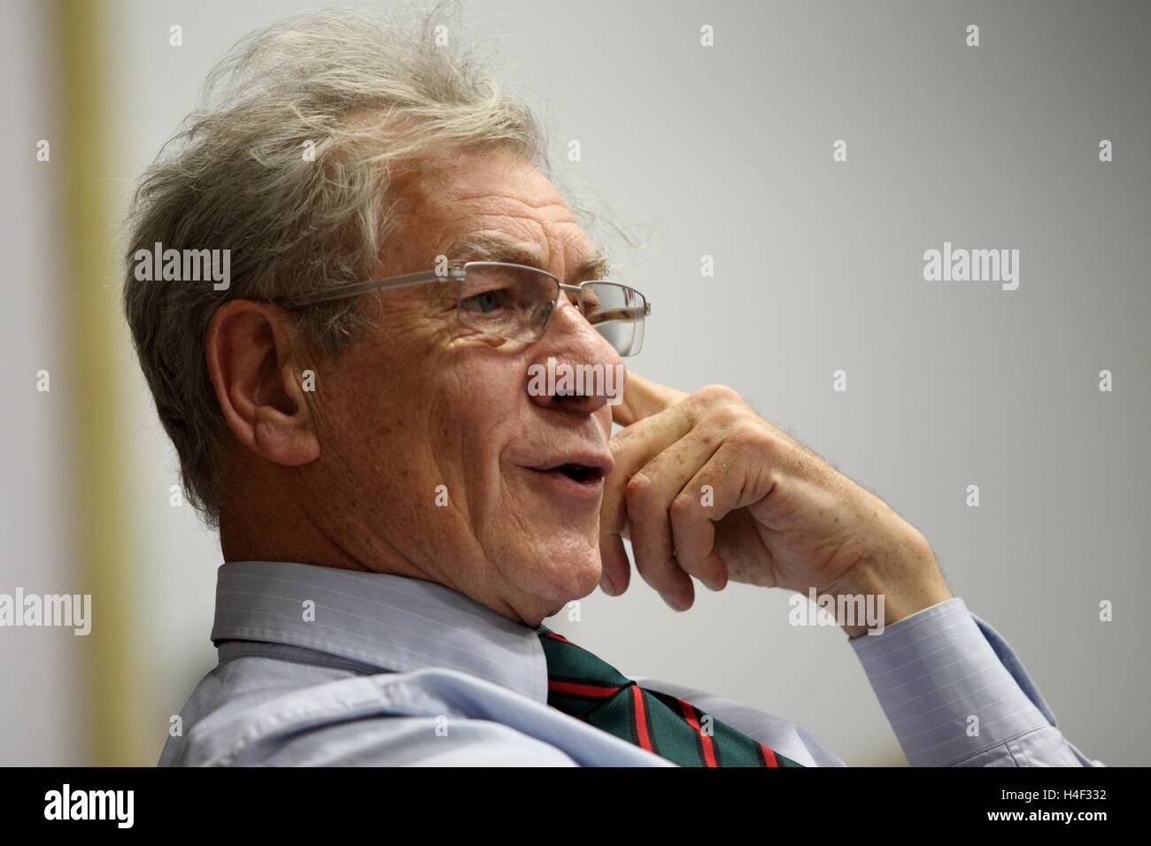 Sir Ian McKellen gibt eine Schauspielunterricht für Schüler an der Henley Burg School, Worcester Stockfoto