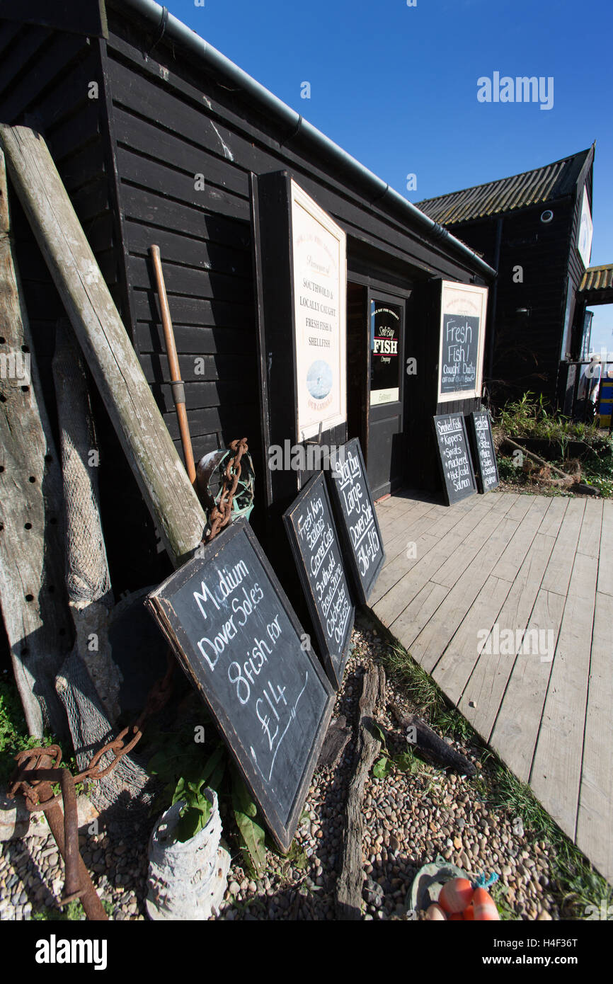 Stadt von Southwold, England. Malerische Aussicht auf Fisch &amp; Meeresfrüchte und Fisch-Restaurants in Southwold Harbour. Stockfoto