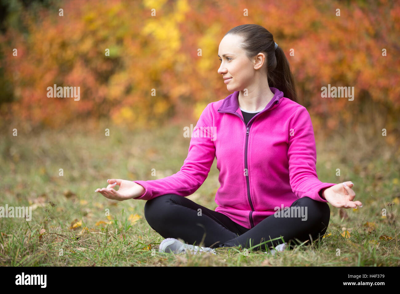 Herbst Yoga: Natur-Meditation Stockfoto