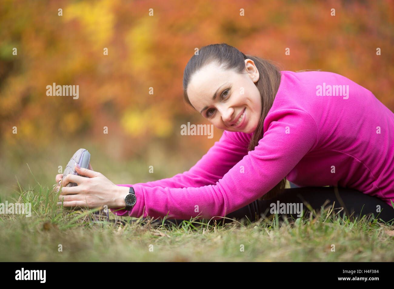 Herbst Yoga: sitzende Achillessehne Stretch-Pose Stockfoto