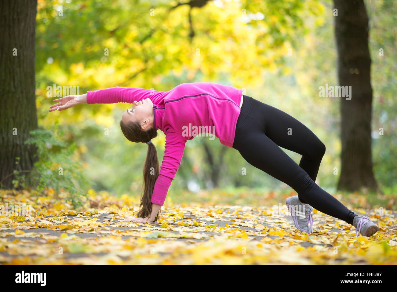 Herbst Fitness: Wild Thing-Yoga-Pose Stockfoto