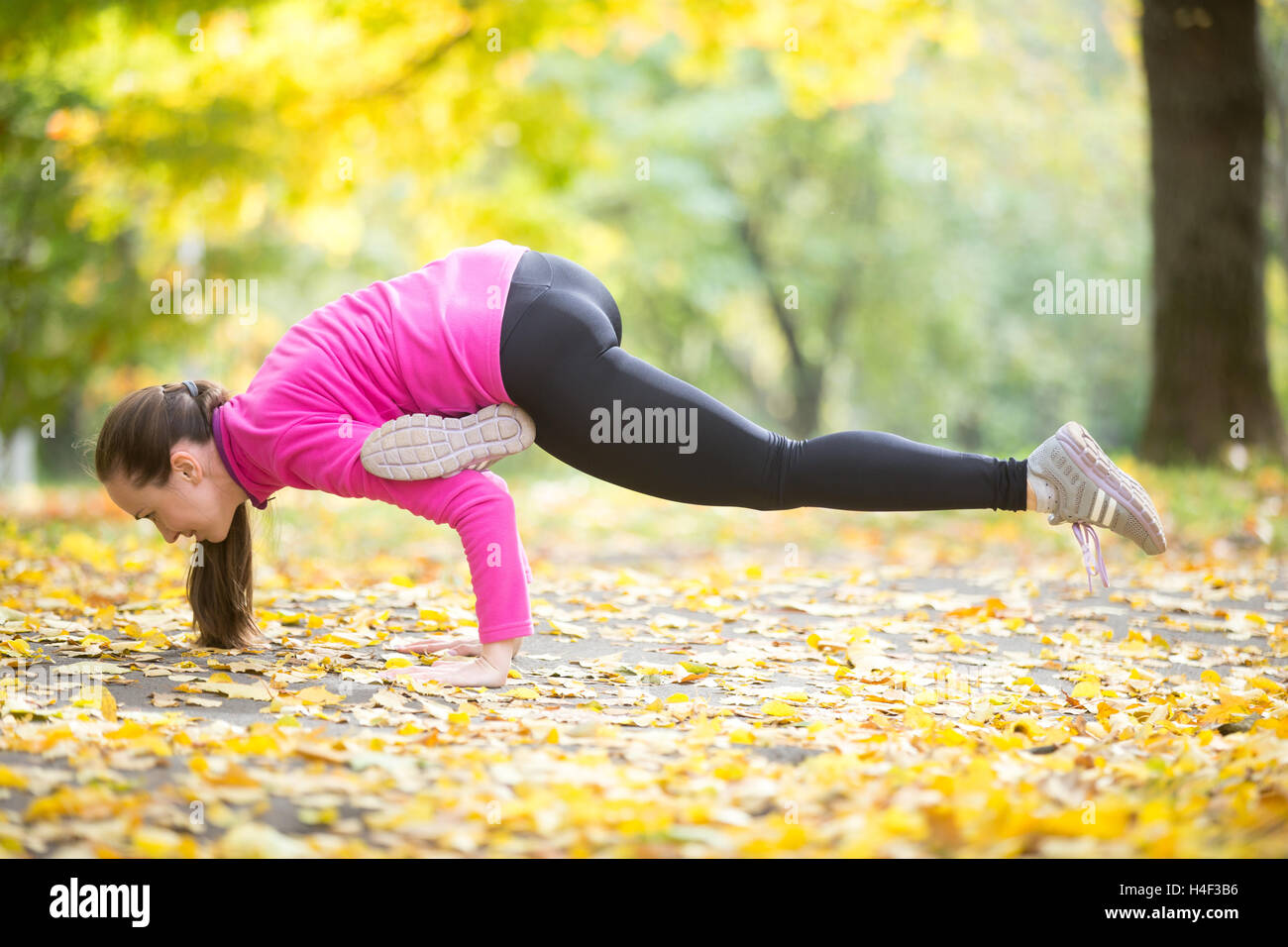 Herbst Fitness im Freien: Eka Pada Galavasana Pose Stockfoto