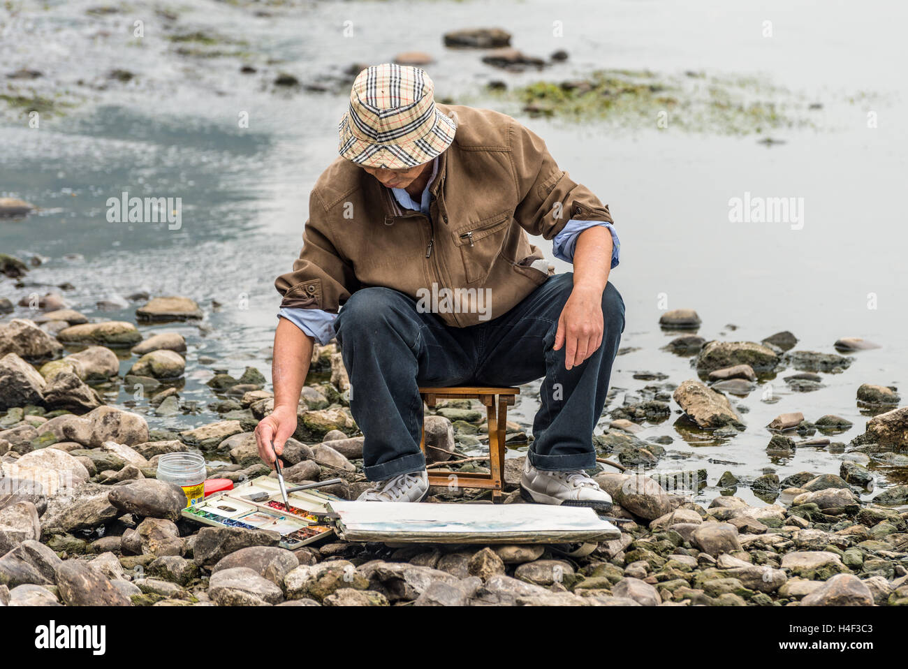 Aquarell Künstler Malerei an den Ufern des Li-Fluss in Yangshuo, China Stockfoto