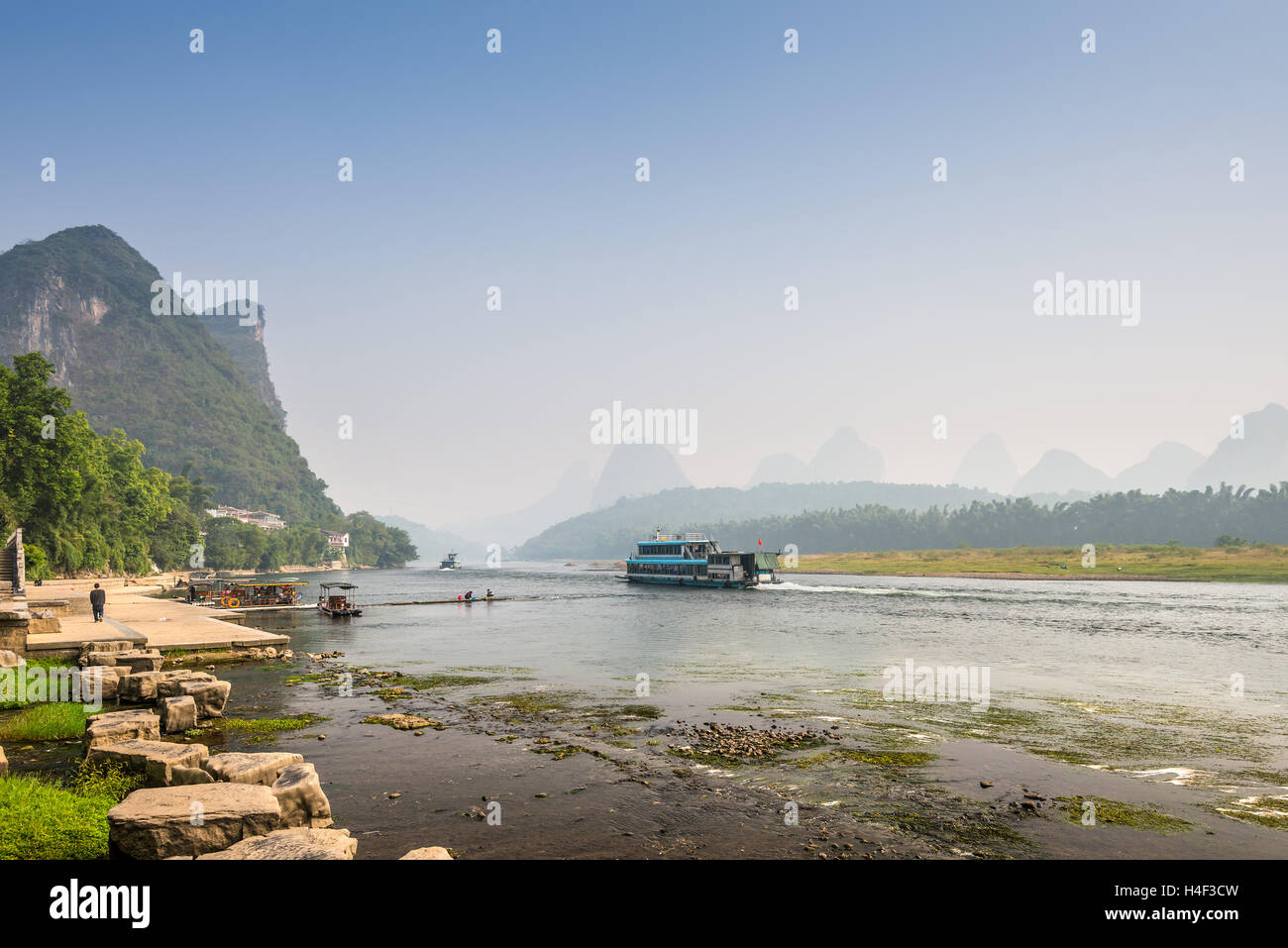 Anlegestelle für Boote in der touristischen Stadt Yangshuo am Ufer des Li-Fluss in China Stockfoto