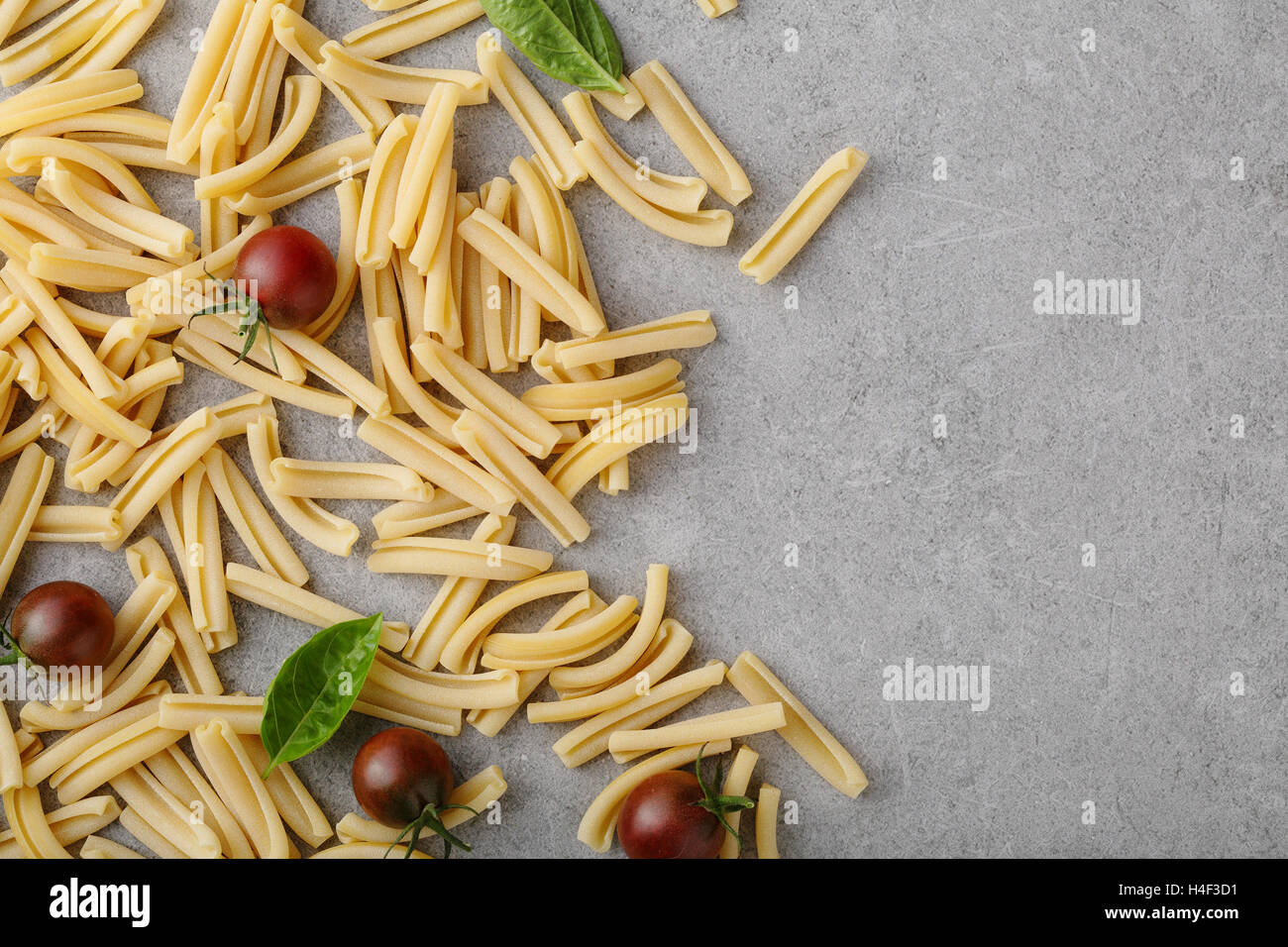 Essen mit Pasta, über Hintergrund Stockfoto