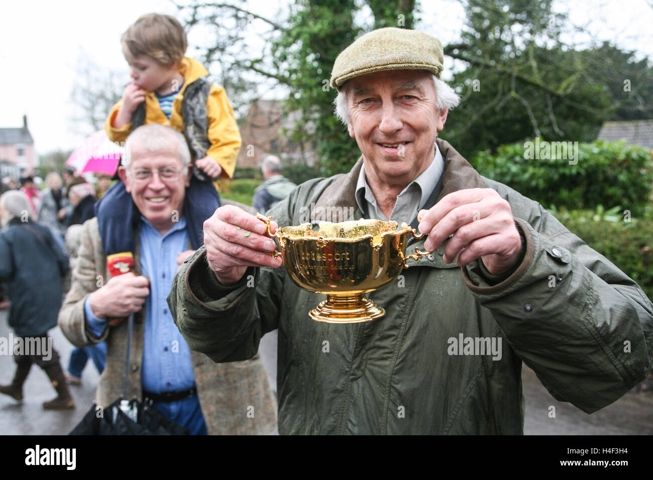 Preisgekrönte Pferde aus Cheltenham Festival von Paul Nicholls Pferderennen stabile Parade durch Ditcheat village,Somerset.England Stockfoto