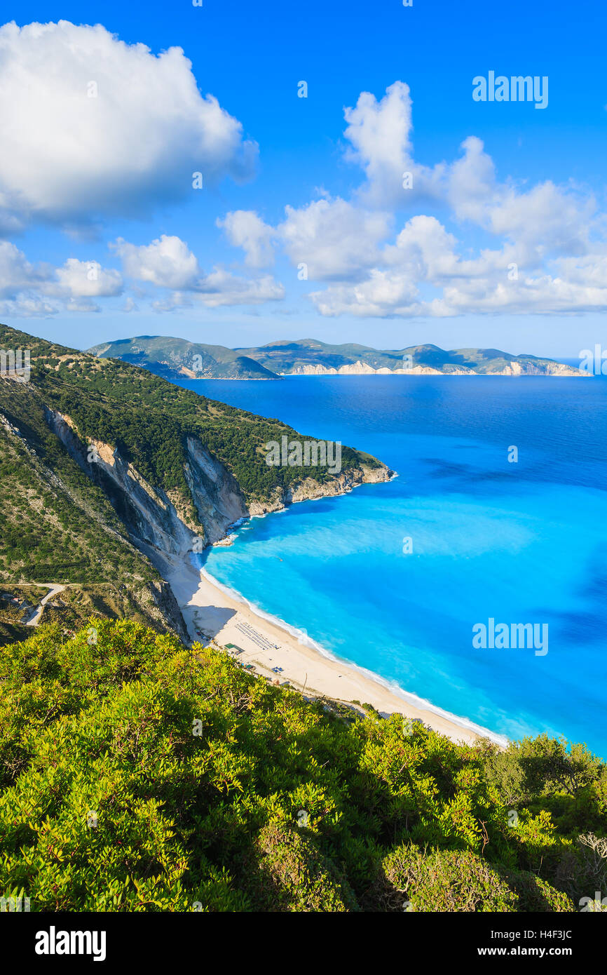 Blick auf wunderschöne Myrtos Bucht und idyllischen Strand auf Kefalonia Island, Griechenland Stockfoto
