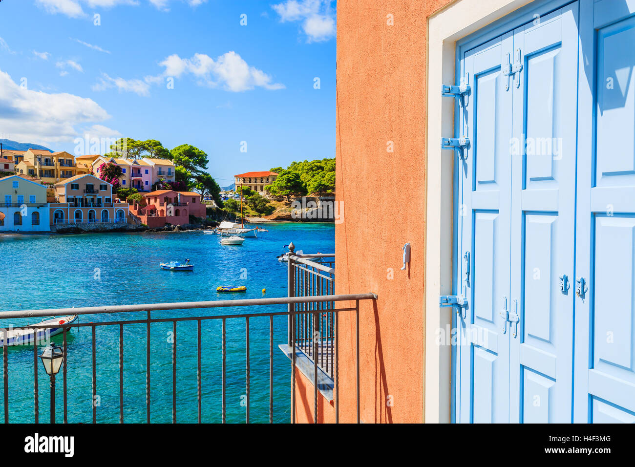 Blaue Tür von einem griechischen Haus in Assos Bucht, Insel Kefalonia, Griechenland Stockfoto