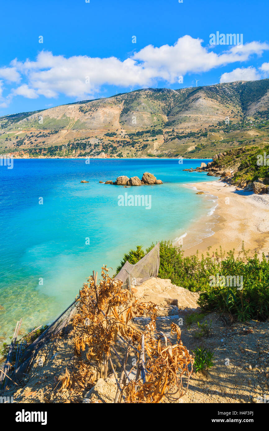 Blick auf schöne Vouti Strand und Bucht mit Bergen in der Nähe von Zola Dorf, Kefalonia Island, Griechenland Stockfoto