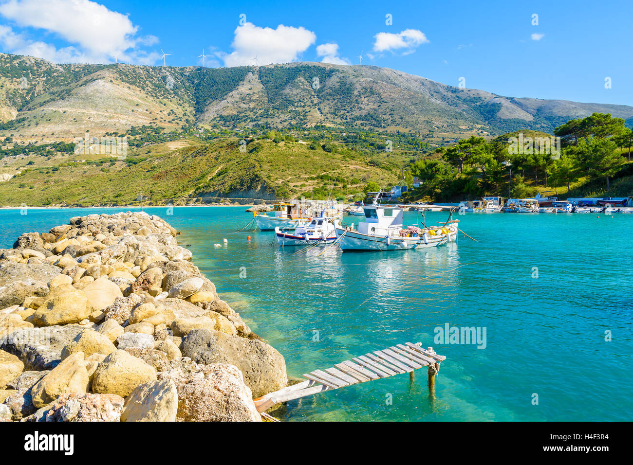 Hölzerne Pier und traditionellen griechischen Angelboote/Fischerboote im Hafen von Zola Dorf, Kefalonia Island, Griechenland Stockfoto