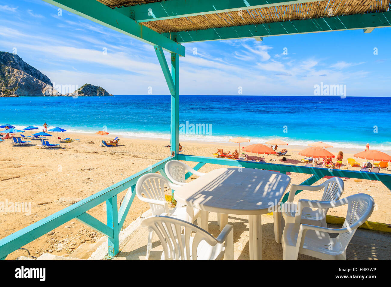 Ansicht von Petani Beach von lokalen Restaurant, Insel Kefalonia, Griechenland Stockfoto