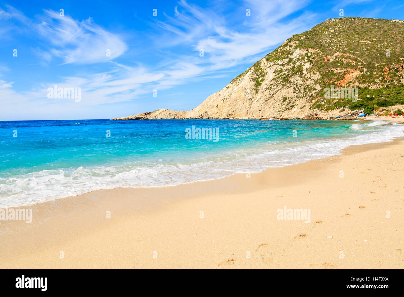 Flutwelle auf sandigen Strand von Petani Bucht, Insel Kefalonia, Griechenland Stockfoto