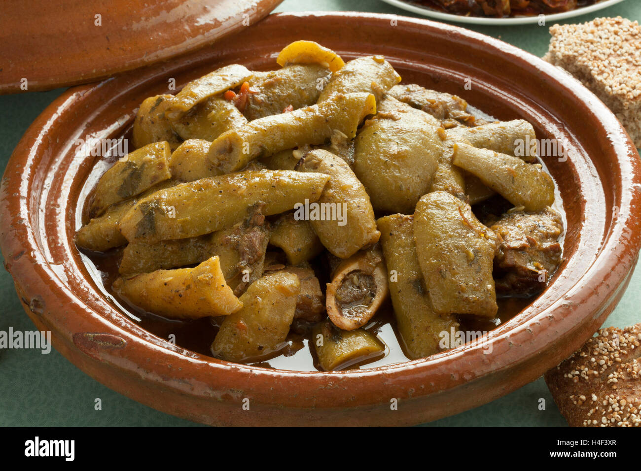 Traditionelle marokkanische Tajine mit Rindfleisch und Flasche Kürbisse hautnah Stockfoto