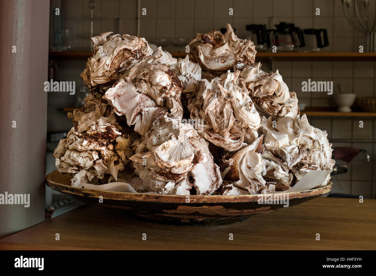 Schüssel mit traditionellen schwedischen Schokolade meringues Stockfoto