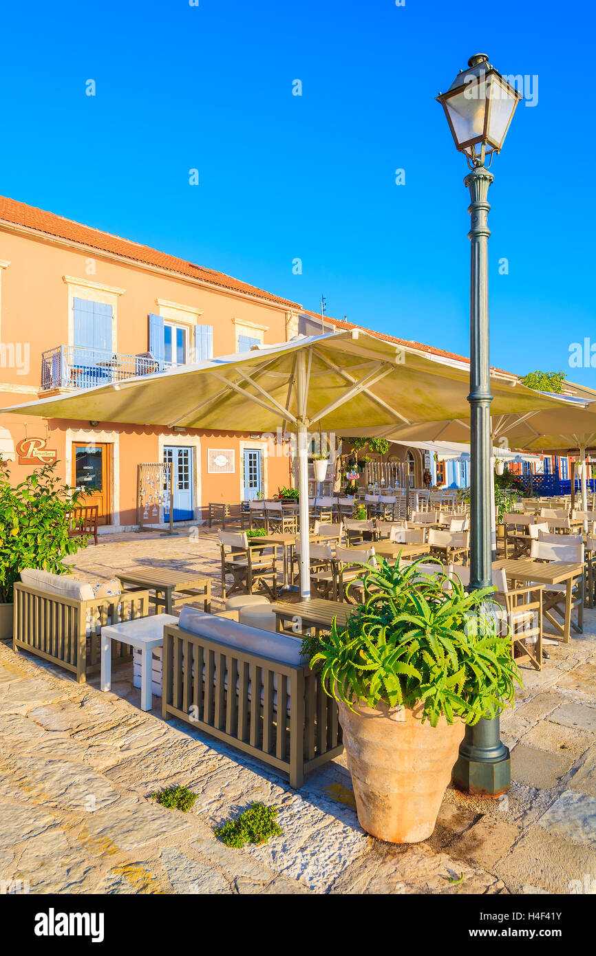 FISKARDO Hafen, Insel KEFALONIA, Griechenland - SEP 18, 2014: traditionelle griechische Häuser im Hafen von Fiskardo Dorf. Diese Stadt ist den meisten besuchte Touristenattraktion auf der Insel. Stockfoto