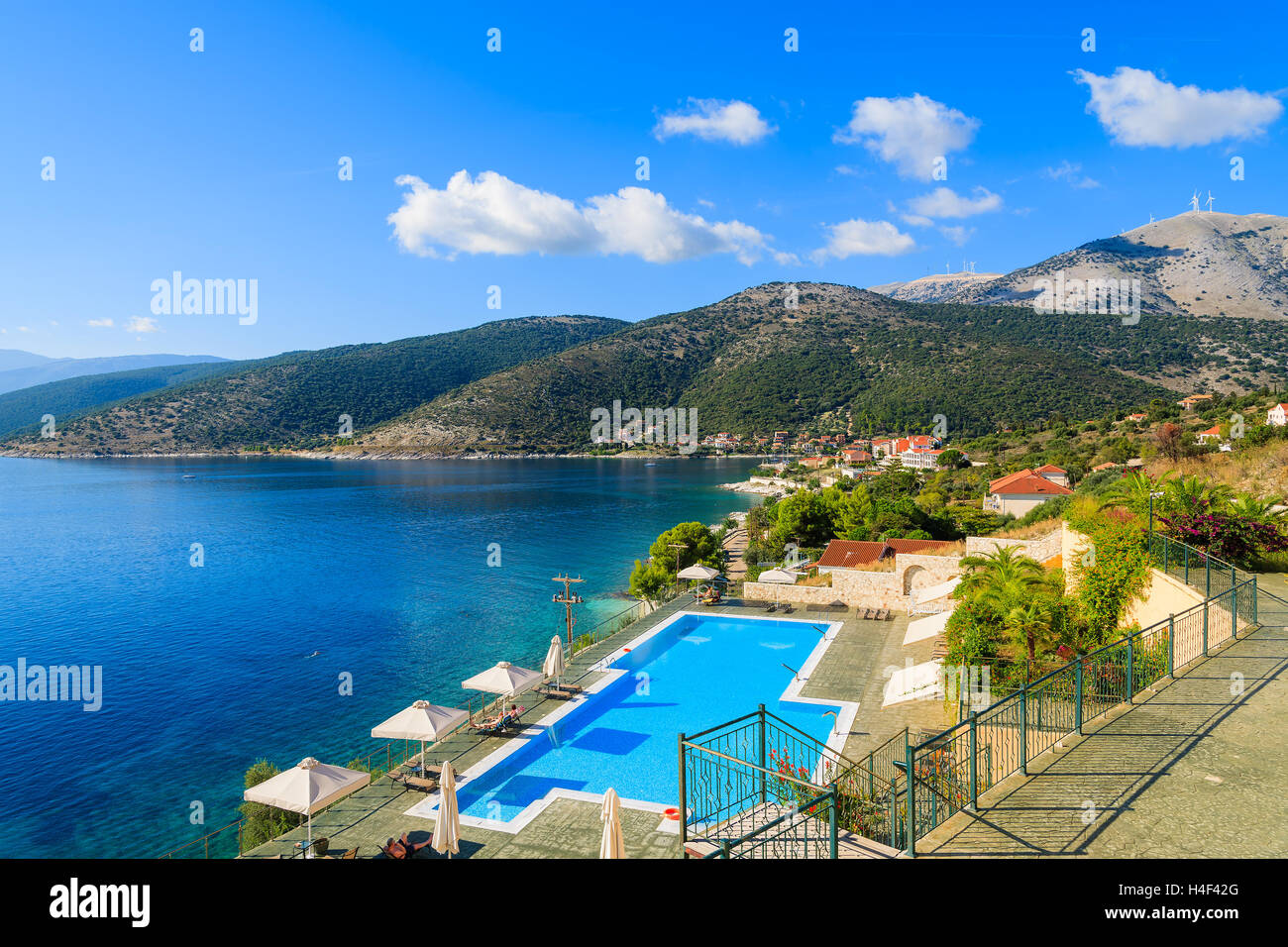 Pool mit Meer- und Bergblick auf der Küste von Kefalonia Insel im Dorf Agia Efimia, Griechenland Stockfoto