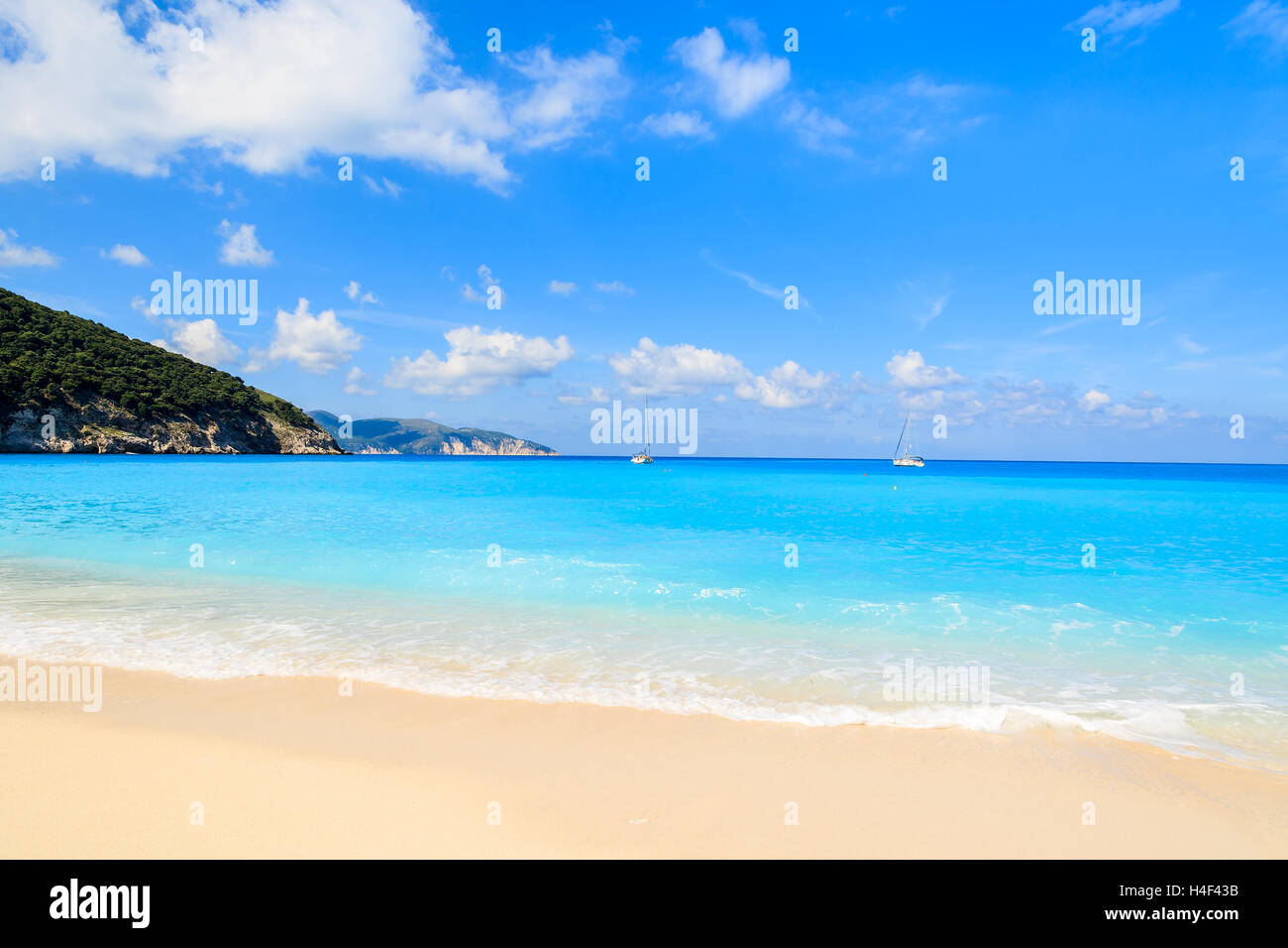 Paradies Myrtos Strand mit türkisfarbenem Meerwasser auf Kefalonia Island, Griechenland Stockfoto