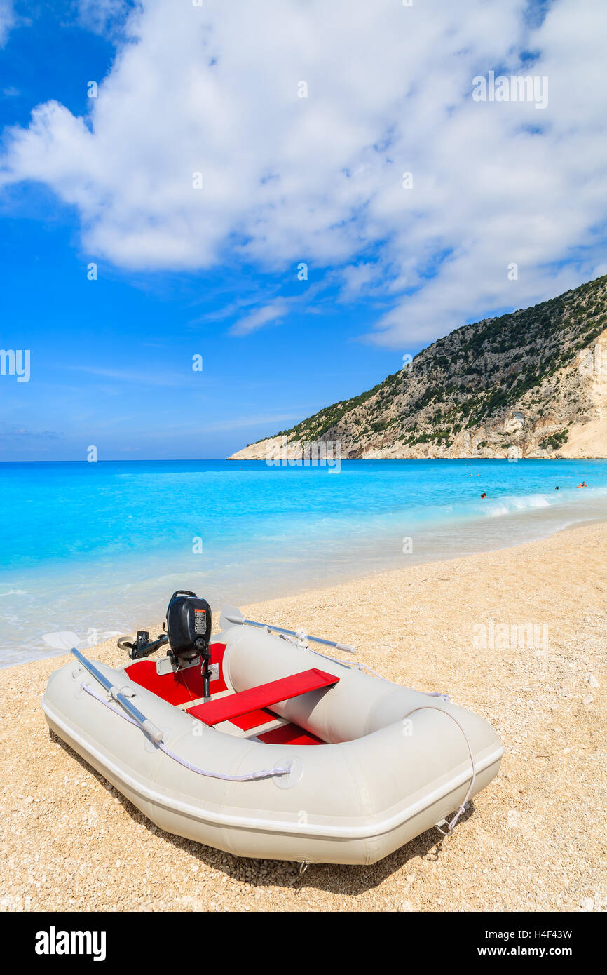 Ponton-Boot am idyllischen Myrtos Strand, Insel Kefalonia, Griechenland Stockfoto