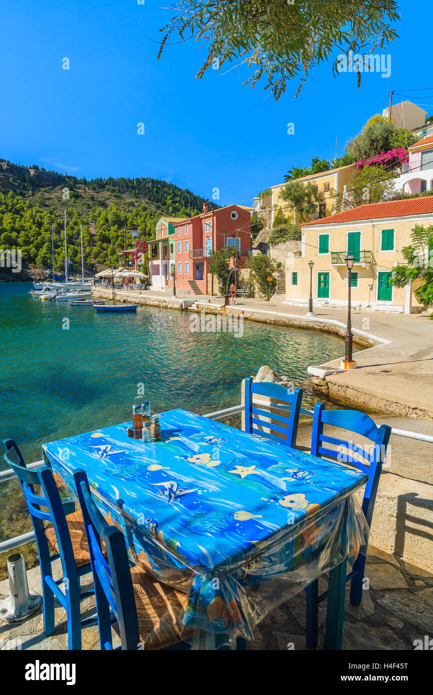 Tabelle in griechischen Taverne auf der Küste von Kefalonia Insel im Fischerdorf Assos, Griechenland Stockfoto