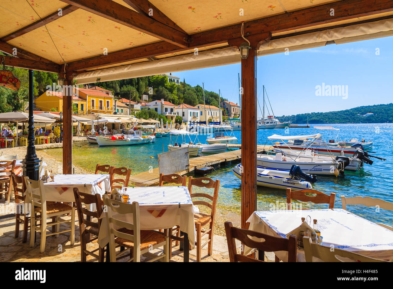 KIONI Hafen, Insel ITHAKA - SEP 19, 2014: Tabellen in griechisches Restaurant im Hafen Kioni. Griechenland ist ein sehr beliebtes Urlaubsziel in Europa. Stockfoto