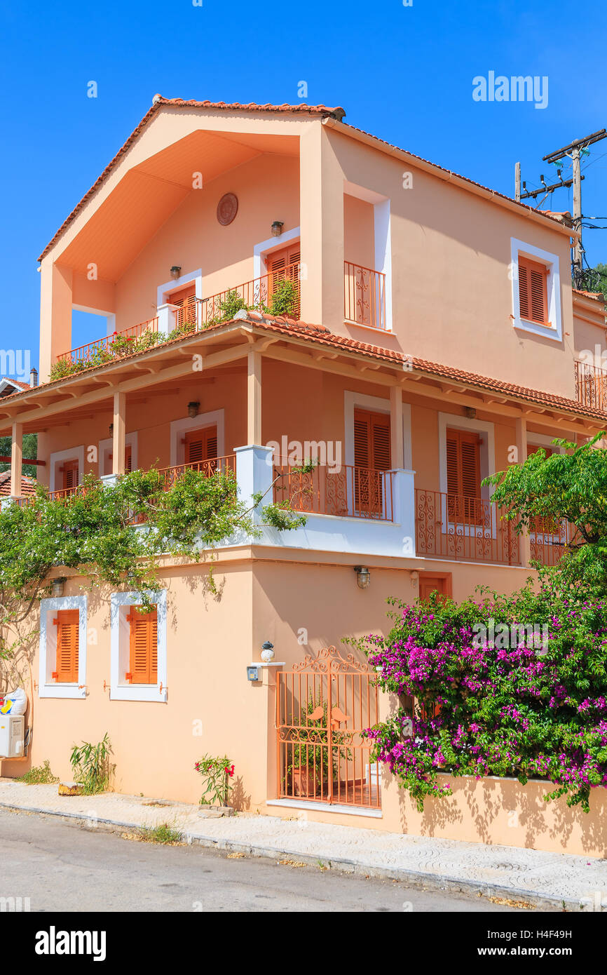 Typisches griechisches Haus im Dorf Vathi, Küstenhafen auf der Insel Ithaka, Griechenland Stockfoto